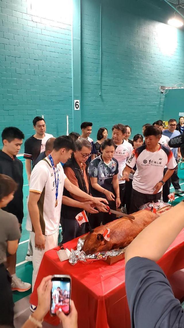 切乳猪!世锦赛季军赖浩俊回国受隆重欢迎 网友:系老广无疑了!